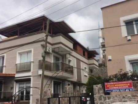 Izmir Bornova Ataturk Mah. One Of The 2 Triplex Villas On A 470 M2 Plot Is For Sale