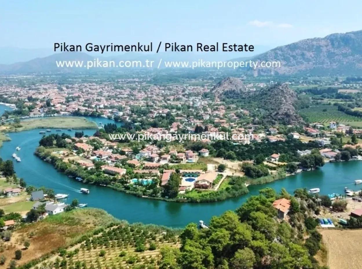 Dalyanda Kanala Yakın Satılık 596 M2 Arsa Ve Sıfır Villa