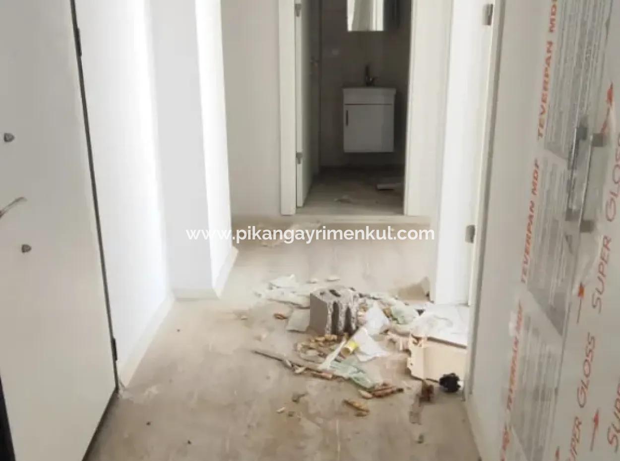 Karaburunda Havuzlu Sitede  2+1 Daire Satılık