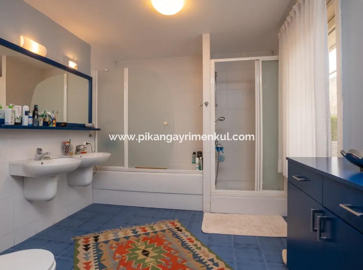 İstanbul Zekeriyaköyde Satılık 2300 M2 Arsada  7+1 Müstakil Lüks Ev