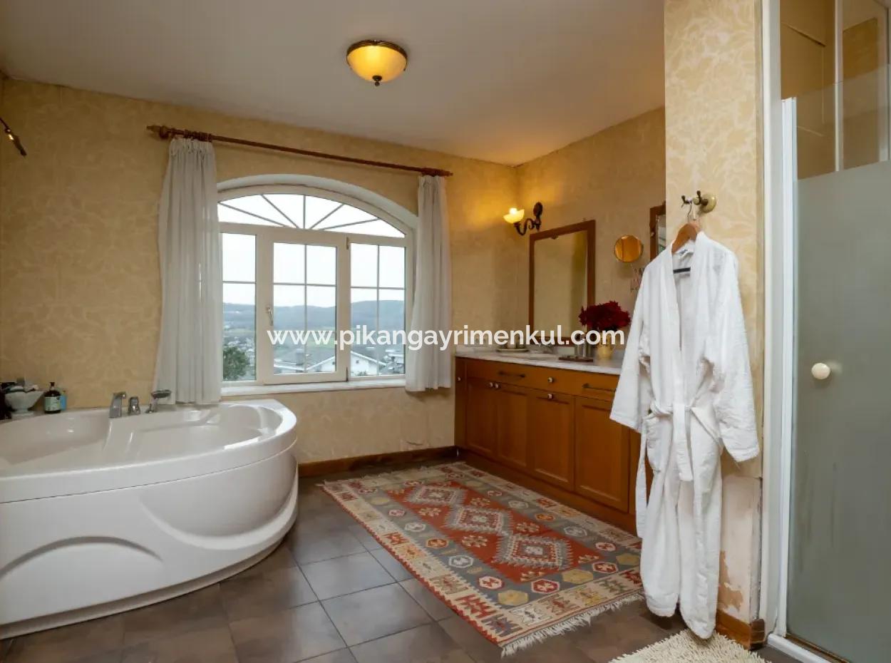 İstanbul Zekeriyaköyde Satılık 2300 M2 Arsada  7+1 Müstakil Lüks Ev