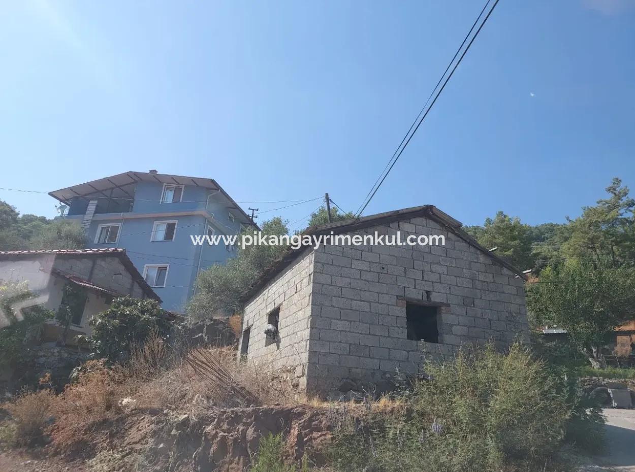 Muğla Ortaca Sarıgerme Merkezde  485 M² İmarlı Satılık Arsa – Köy Evi + Depolu