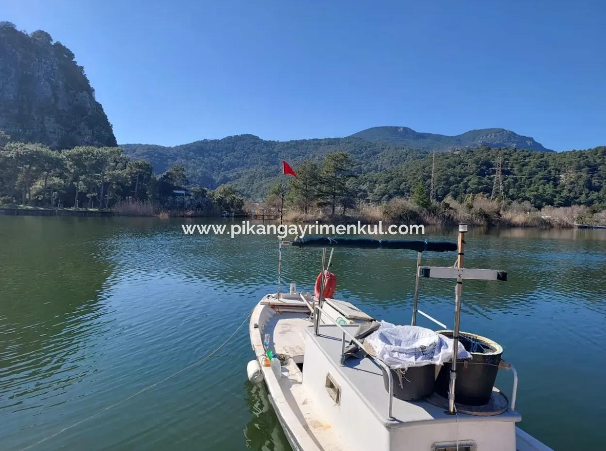 Muğla Dalyanda Kanala Sıfır Müstakil 5.000 M2 Ve  250 M2 İnşaat Hakkı Olan  Arazi Satılık