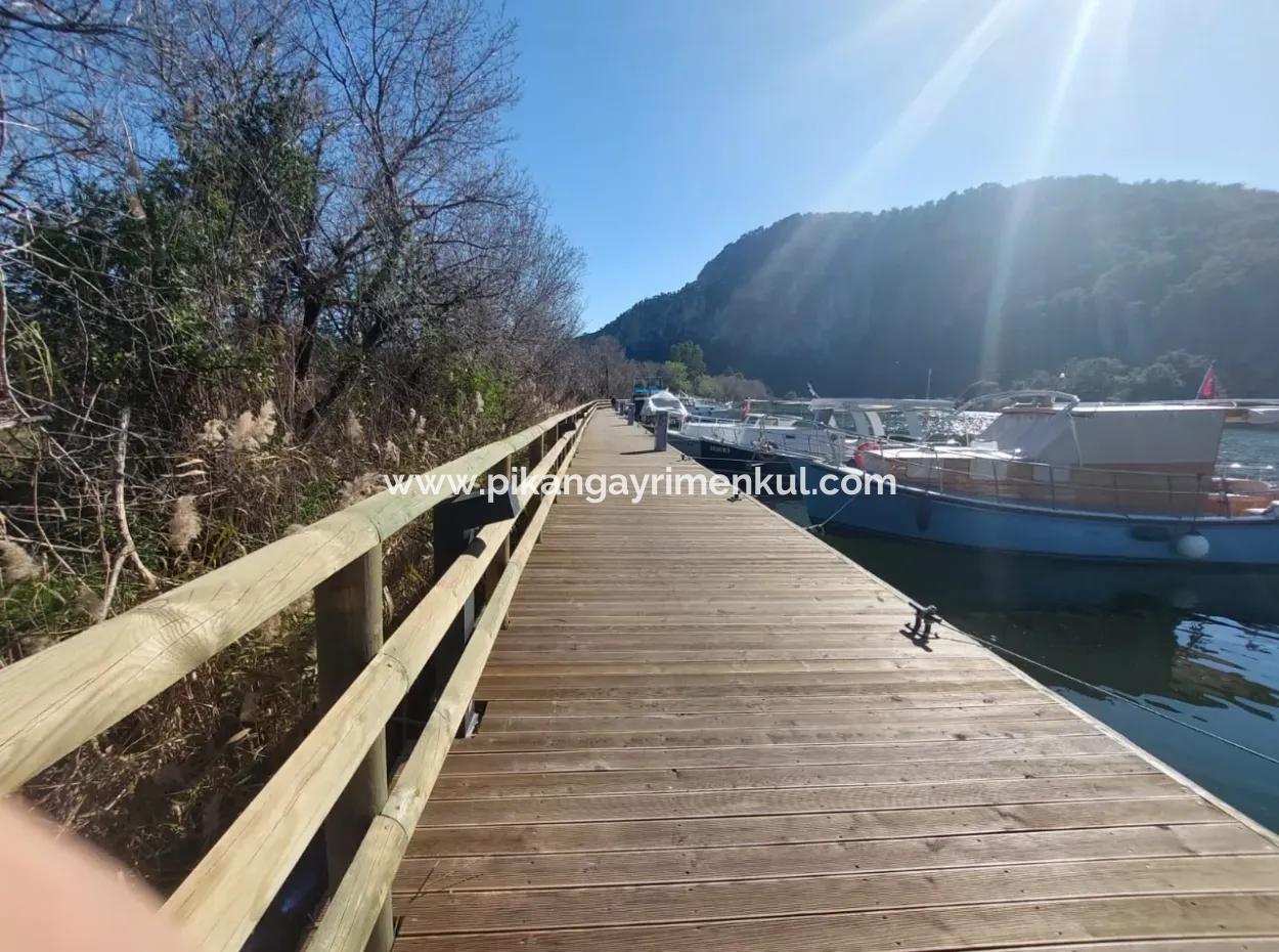 Muğla Dalyanda Kanala Sıfır Müstakil 5.000 M2 Ve  250 M2 İnşaat Hakkı Olan  Arazi Satılık