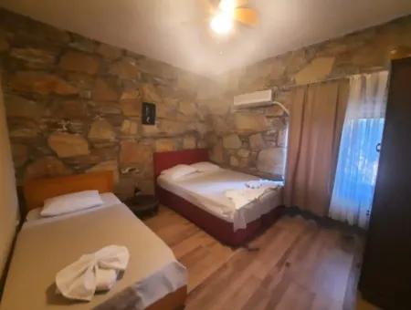 Muğla Dalyan Gökbelde Deniz Manzaralı, Yüzme Havuzlu, 1800 M2 Arazide 2+1  Eşyalı Taş Ev Satılık